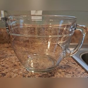 Pampered Chef 2-Quart Glass Batter Bowl with lid